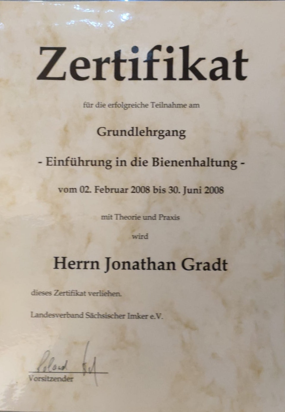 Zertifikat1 Zertifikat des Landesverbands Sächsischer Imker für Jonathan Gradt: Grundlehrgang Einführung in die Bienenhaltung 2008