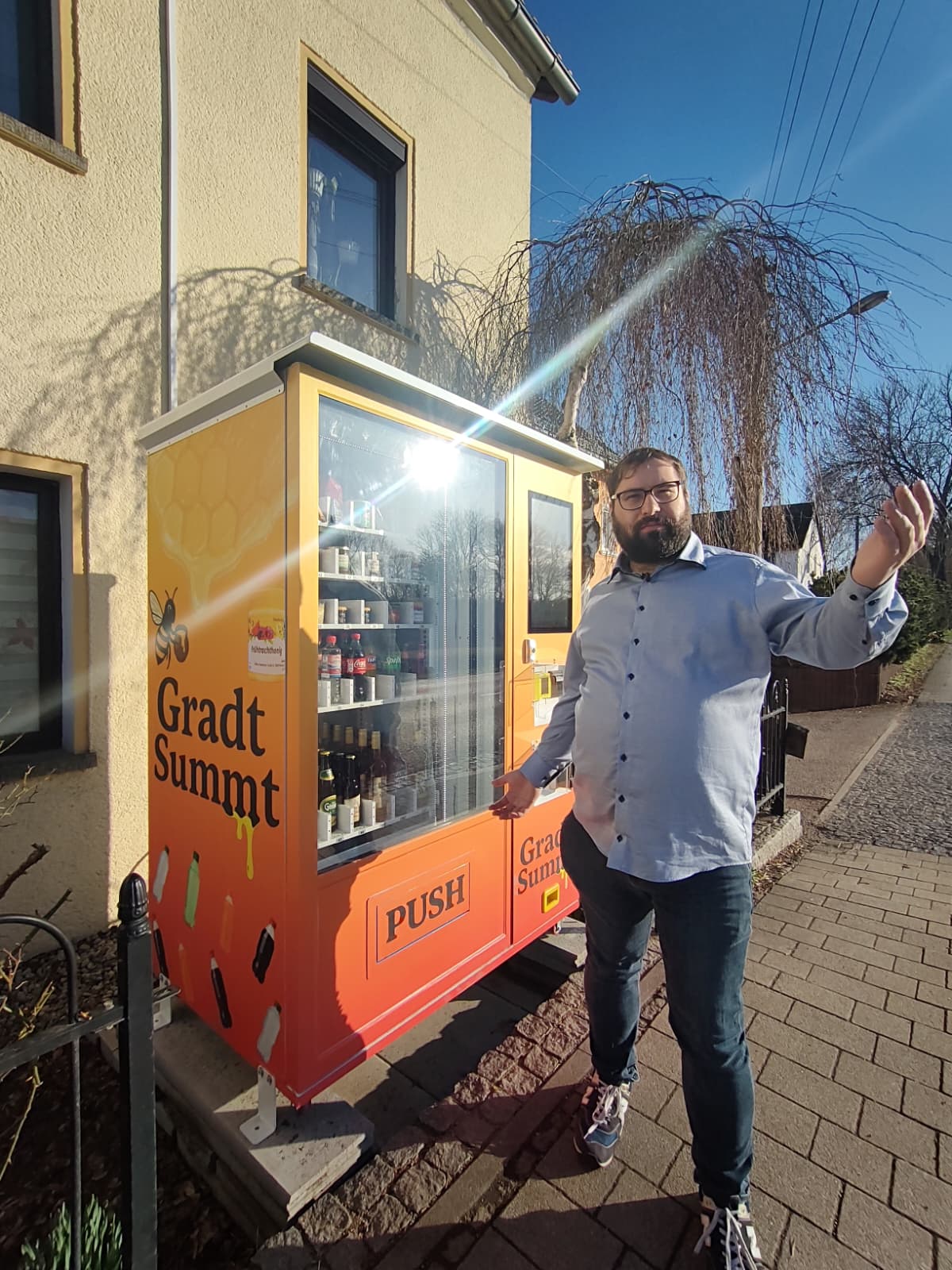 Verkaufsautomat Jonathan Gradt neben dem GradtSummt Honigautomaten vor dem Haus in Frankenberg in Sachsen